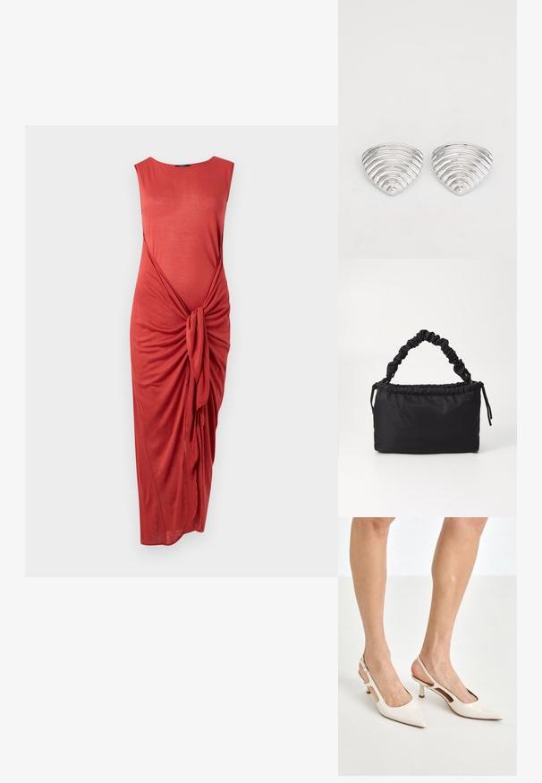 Ærmeløs koral midi kjole med samlet front med knude detaljer og bådudskæring på ensfarvet hvid baggrund.; Beige patenterede læder slingback hæle med spids tå og 5 cm hæl, med udskårne sider og en tynd ankelrem.; Sort taske lavet af blødt, glat stof. Har et sammensnoet håndtag og en snørrelukning, med en rektangulær form og ingen synlig hardware.; Sølvfarvede øreringe med et bølget, tekstureret design, formet som overlappende halvmåner; den polerede overflade fremhæver de reflekterende egenskaber.