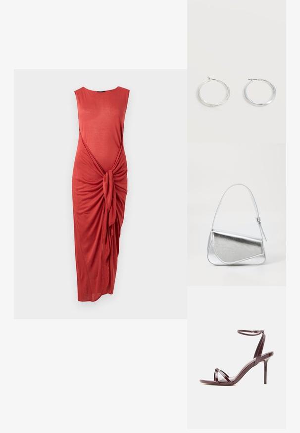 Vestido midi sin mangas de color coral con detalle de lazo en la parte delantera y escote redondo sobre un fondo blanco liso.; Sandalia de tacón alto de charol burdeos con tira fina en el tobillo y correas cruzadas en los dedos sobre fondo blanco.; Bolso de mano metálico plateado con forma triangular, textura suave y una fina correa de hombro ajustable. Presenta un diseño plegable con costuras.; Pendientes de aro de metal plateado con superficie lisa y ligeramente curvada y cierre de tipo mosquetón sobre un fondo blanco liso.