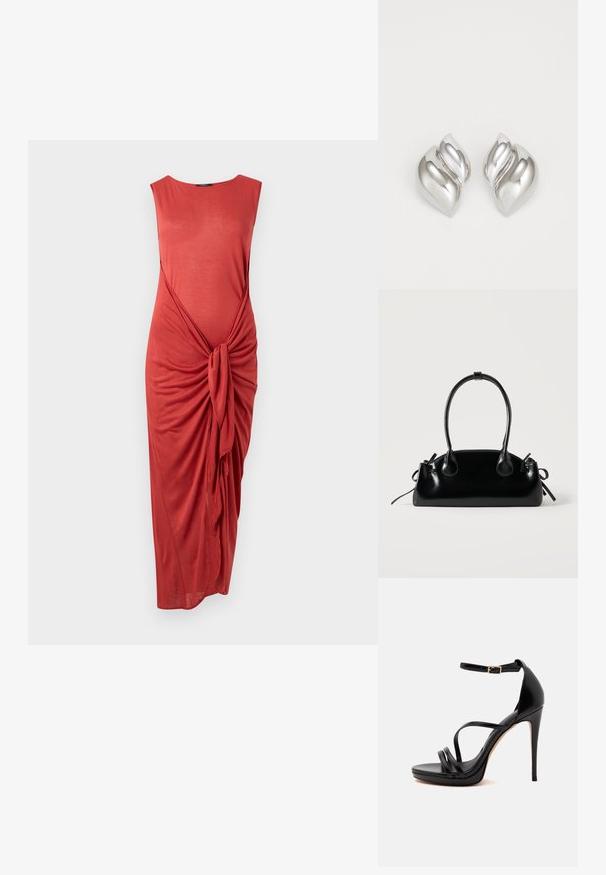 Vestido midi sin mangas de color coral con detalle de lazo en la parte delantera y escote redondo sobre un fondo blanco liso.; Sandalia negra de tacón alto con tiras finas, una correa en el tobillo con una pequeña hebilla dorada y tacón de aguja sobre un fondo blanco.; Pequeño bolso negro brillante con dos asas largas y detalles de cordón lateral sobre un fondo claro liso.; Pendientes de plata con una forma orgánica y abstracta. Superficie lisa y brillante con un diseño cónico. Presentan suaves curvas y un detalle de línea central.