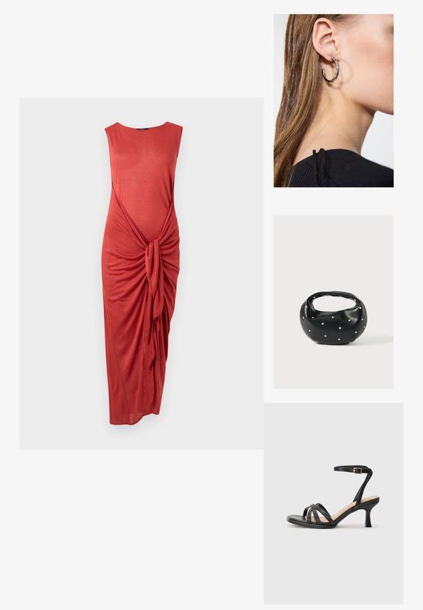 Mouwloze koraalkleurige midi-jurk met geplooide voorkant en knoopdetail, en een ronde halslijn op een witte achtergrond.; Zwarte sandalen met hakken, voorzien van meerdere dunne banden over de tenen, een enkele enkelband met een gouden gesp en een vierkante neus.; Zwarte leren handtas met een afgeronde vorm, versierd met zilveren studs, en een korte handgreep. Gladde textuur en ritsluiting.; Zilveren oorbel met een gepolijste afwerking, met kleine gouden accentdetails en een ronde vorm, gedragen op de oorlel.