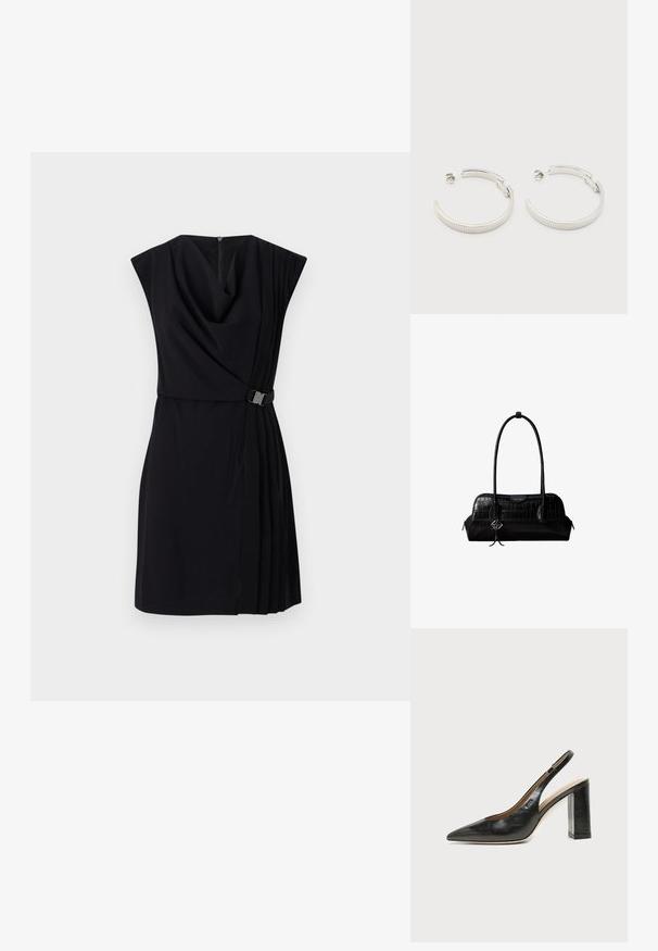 Schwarzes Kleid mit einem Cowl-Ausschnitt, kurzen Ärmeln und plissierten Details. Verfügt über eine schmale Taille mit einem metallischen Schnallenakzent und einem Reißverschluss auf der Rückseite.; Schwarzer Leder-Slingback-Schuh mit spitzer Kappe, hohem Blockabsatz und beigegefüttertem Innenraum vor hellem, einfarbigem Hintergrund.; Schwarze Umhängetasche aus krokodilstrukturiertem Leder mit langen Riemen und einem kleinen silbernen Logocharm an einem Riemen.; Ohrstecker in Silberoptik, halbkreisförmig mit geriffelter Textur und Steckverschlüssen, auf weißem Hintergrund.