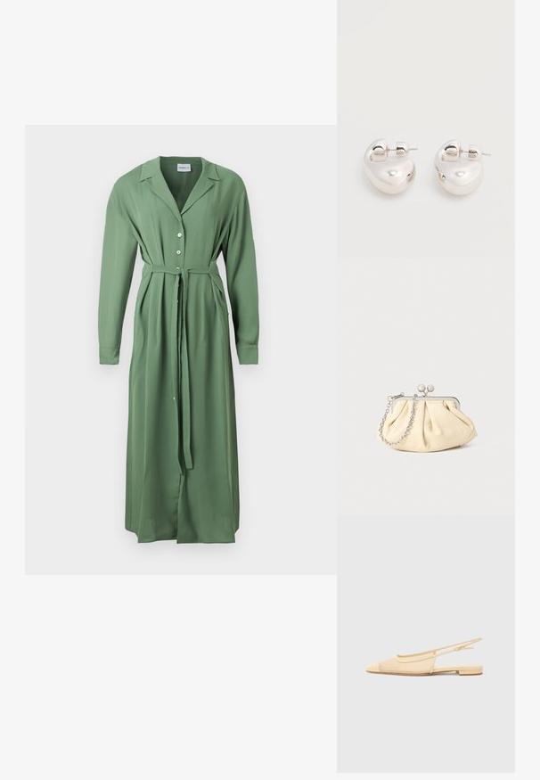 Robe longue boutonnée vert sauge avec col, manches longues, poches latérales et ceinture à nouer à la taille.; Chaussure plate slingback en beige clair avec une tige en maille, un bout pointu et un petit talon. Dotée d'une sangle ajustable pour un bon maintien.; Pochette en cuir beige plissé avec un cadre en métal argenté, dotée de deux fermoirs ronds décoratifs et d'une chaîne en argent.; Paire de boucles d'oreilles argentées brillantes et épaisses avec fermoirs à tige, sur fond blanc uni.