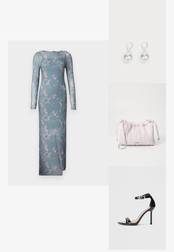 Langærmet, tætsiddende kjole i transparent teal-stof med et blomster mønster i pink og lilla. Har en rund halsudskæring og sidesømmer.; Sort højhælet sandal i laklæder med ankelrem. Har minimalistisk design, åben tå og spænde med rhinsten-detaljer.; Rosa plisseret håndtaske lavet af kunstlæder, med snørelukning og en sølvfarvet kædrem. Glat tekstur, kompakt form.; Sølv dråbeøreringe med glatte, runde, reflekterende overflader hængende fra svingelukkede låse. Baggrunden er helt hvid.
