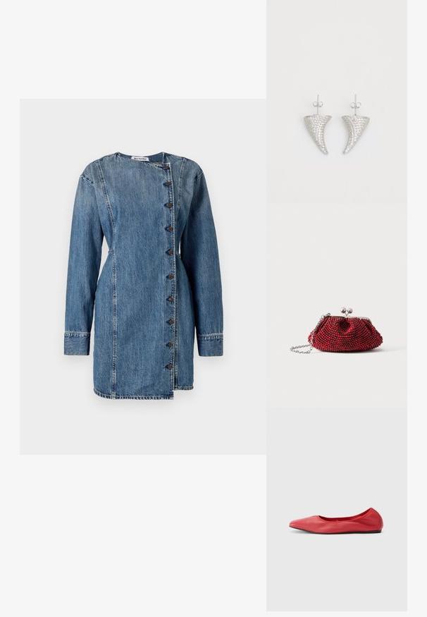 Vestido de mezclilla con mangas largas, cuello alto y cierre de botón asimétrico. Presenta un lavado azul medio, una ligera textura y un ajuste entallado.; Filippa K REY FLATS - Bailarinas - bright red; Pequeño bolso de mano rojo con cuentas, cierre plateado y correa de cadena sobre un fondo blanco liso.; Pendientes en forma de cuerno plateado, engastados con pequeñas piedras transparentes, que cuentan con un cierre trasero para su sujeción. Textura suave y acabado metálico.