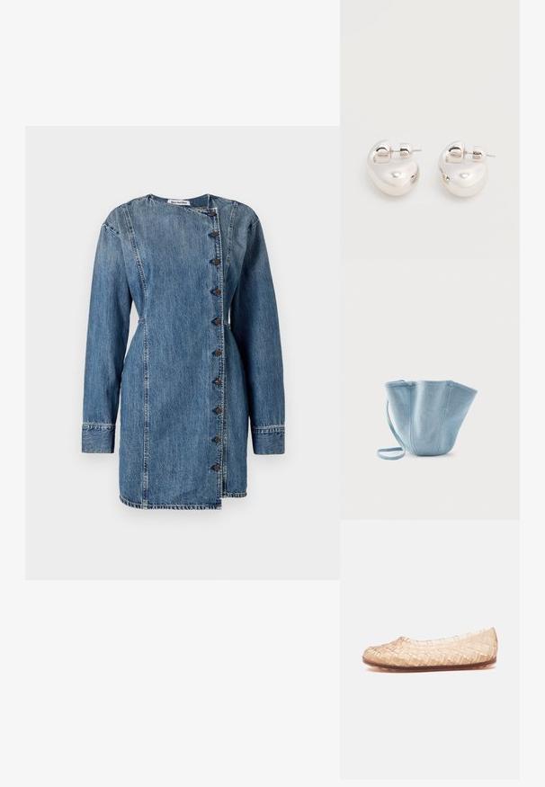 Vestido de mezclilla con mangas largas, cuello alto y cierre de botón asimétrico. Presenta un lavado azul medio, una ligera textura y un ajuste entallado.; Zapato plano tejido transparente beige con punta redondeada y suela marrón mostrado de lado sobre un fondo blanco.; Bolso tipo cubo de tela azul claro con correa larga, abertura superior ancha y costuras verticales cosidas, sobre un fondo blanco liso.; Par de pendientes llamativos de aro grueso plateado brillante con cierre de poste sobre un fondo blanco liso.
