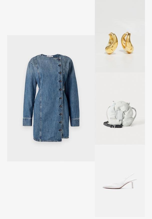 Denimkleit pikkade varrukatega, kõrge krae ja ebatasase nööbiga sulgemine. Omab keskmise sinise pesu, kerge tekstuuri ja kohandatud lõiget.; Valge nahast naiste slingback-tüüpi jalanõu, terava ninaotsaga, madala kitsa kontsaga ja väikese dekoratiivse lipsuga peal, esitatud külgvaates.; Halli kangast käekott lille-kujuline, kõrval on must reguleeritav nahast rihm, mähituna valge tausta peal.; Kuldne rõngastüüpi kõrvarõngad sujuva, kõverdatud kujuga ja läikiva viimistlusega. Omavad sulgemismehhanismi ja väikeseid süvendusi detailideks.