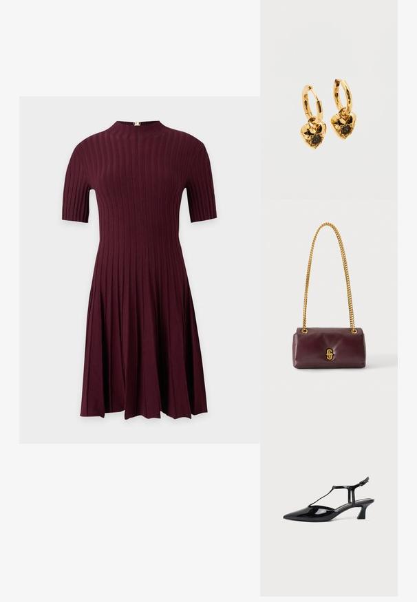 Robe bordeaux mi-longue à manches courtes avec motif en maille côtelée verticale et col montant sur fond uni.; Chaussure slingback en cuir verni noir à bout pointu avec bride en T et petit talon bloc incliné sur fond blanc.; Petit sac à main rectangulaire en cuir marron foncé avec une bandoulière chaîne dorée et un fermoir doré à l'avant.; Boucles d'oreilles créoles en or avec pendentifs en forme de cœur. Chaque cœur présente une surface texturée et une pierre précieuse noire centrale sertie de griffes.