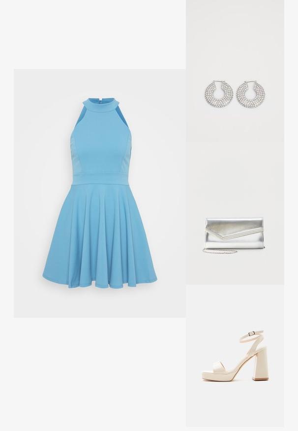 Vestido sin mangas de color azul claro con un escote alto, cuerpo ajustado y falda acampanada. Confeccionado con una tela suave y un diseño plisado.; Sandalia de plataforma beige con tacón grueso de bloque, puntera abierta y correa en el tobillo con hebilla metálica sobre fondo blanco.; Bolso clutch plateado brillante con solapa de estilo sobre y adorno decorativo, pequeña correa de cadena plateada, sobre fondo liso claro.; Aros de plata en forma de aro adornados con múltiples embellishments de cristal transparente, con una superficie texturizada y un diseño circular abierto.