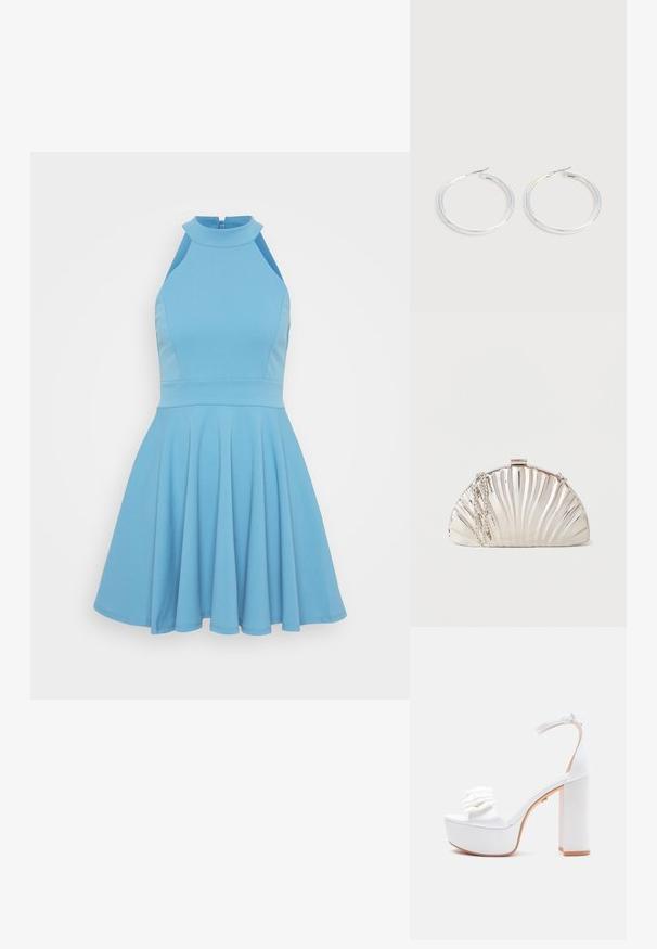 Himmelblaues ärmelloses Kleid mit hohem Ausschnitt, tailliertem Oberteil und weitem Rock. Hergestellt aus glattem Stoff mit einem plissierten Design.; Weiße Plateausandalette mit Blockabsatz, Knöchelriemen mit Schnalle und Rüschendetail am Zehenriemen.; Metallische silberne Clutch in Muschelform mit einer silbernen Kettenriemen, der seitlich drapiert ist.; Paar glänzende silberne Creolen mit dünnen Drahtverschlüssen, dargestellt vor einem hellgrauen Hintergrund.