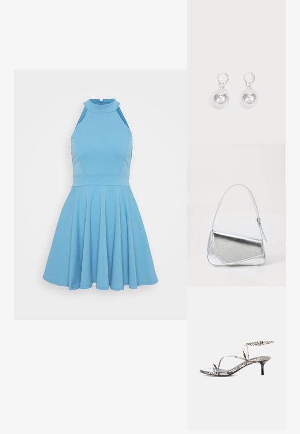 Himmelblaues ärmelloses Kleid mit hohem Ausschnitt, tailliertem Oberteil und weitem Rock. Hergestellt aus glattem Stoff mit einem plissierten Design.; Riemchensandale mit hohem Absatz und Schlangenledermuster, dünnen Riemen, Knöchelriemen und schlankem schwarzem Absatz vor weißem Hintergrund.; Silberfarbene metallische Handtasche mit dreieckiger Form, glatter Textur und einem dünnen, verstellbaren Schultergurt. Sie verfügt über ein umklappbares Design mit Nähten.; Silberne Tropfenohrringe mit glatten, runden, reflektierenden Oberflächen, die an Hakenverschlüssen hängen. Der Hintergrund ist reinweiß.