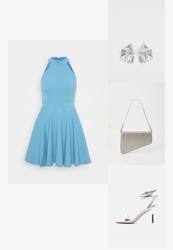 Himmelblaues ärmelloses Kleid mit hohem Ausschnitt, tailliertem Oberteil und weitem Rock. Hergestellt aus glattem Stoff mit einem plissierten Design.; Silberne Sandale mit hohem Absatz und umlaufenden Riemen am Knöchel sowie dünnem Stiletto-Absatz, seitlich auf weißem Hintergrund gezeigt.; Clutch-Tasche in dreieckiger Form, bedeckt mit silbernem Mesh-Stoff. Verfügt über einen dünnen, verstellbaren Schultergurt und metallische Hardware-Akzente.; Silberne Metallohrringe mit einem wellenförmigen, skulpturalen Design, das eine polierte Oberfläche und unregelmäßige Formen aufweist, die eine zeitgenössische Ästhetik betonen.