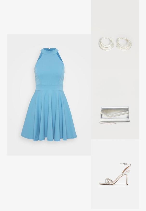 Himmelblaues ärmelloses Kleid mit hohem Ausschnitt, tailliertem Oberteil und weitem Rock. Hergestellt aus glattem Stoff mit einem plissierten Design.; Silberne High-Heel-Sandale mit mehreren Riemen, verziert mit Strasssteinen, offener Zehenpartie und einem Knöchelverschluss. Glatte, metallische Oberfläche.; Glänzende silberne Clutch mit Umschlagklappe und dekorativem Besatz, kleiner silberner Kettenriemen, auf einfachem hellem Hintergrund.; Silberne Creolen mit drei geschichteten halbkreisförmigen Bändern, eines davon verziert mit kleinen klaren Kristallen auf hellem Hintergrund.