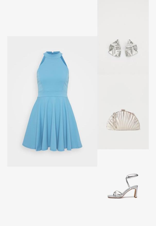 Himmelblaues ärmelloses Kleid mit hohem Ausschnitt, tailliertem Oberteil und weitem Rock. Hergestellt aus glattem Stoff mit einem plissierten Design.; Silberne High-Heel-Sandalen mit eckiger Zehenpartie, dünnem Knöchelriemen und Riemen über dem Spann. Glänzende Metallic-Oberfläche mit einem 3-Zoll-Blockabsatz.; Metallische silberne Clutch in Muschelform mit einer silbernen Kettenriemen, der seitlich drapiert ist.; Silberne Metallohrringe mit einem wellenförmigen, skulpturalen Design, das eine polierte Oberfläche und unregelmäßige Formen aufweist, die eine zeitgenössische Ästhetik betonen.