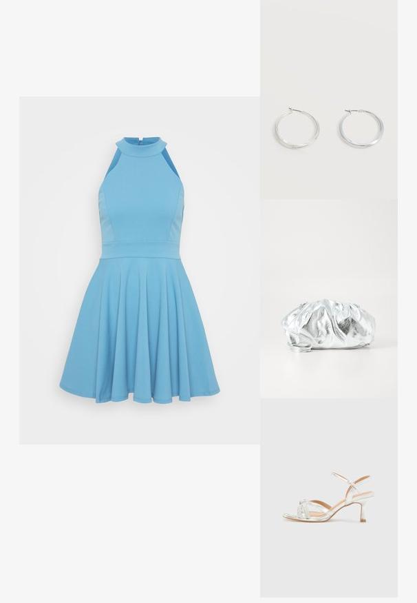 Svetlo modré šaty bez rukávov s vysokým výstrihom, priliehajúcim korzetom a rozšírenou sukňou. Vyrobené z hladkej tkaniny s plisovaným dizajnom.; Strieborné sandále na podpätku majú krížový dizajn s trblietavými detailmi, úzkymi popruhmi a tenkým podpätkom. Hladký kovový povrch a krémová stielka.; Metalická strieborná kabelka na rameno s mäkkým, zbieraným telom a tenkým ramenným popruhom. Má hladký, lesklý povrch a okrúhly tvar.; Strieborné kovové kruhové náušnice s hladkým, mierne zakriveným povrchom a zapínaním na poistku na jednoduchom bielom pozadí.