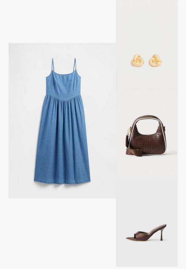 Robe en denim avec bretelles spaghetti, silhouette trapèze et taille froncée, présentant une couleur bleu clair unie et une texture douce.; Mule en satin marron à bout ouvert avec un talon fin de hauteur moyenne et une conception à enfiler sur fond blanc uni.; Sac à main en cuir tressé marron avec passepoil blanc, fermeture éclair dorée et bandoulière amovible en tissu marron.; Paire de clous d'oreilles en forme de nœud, couleur or brillant, sur un fond blanc uni.