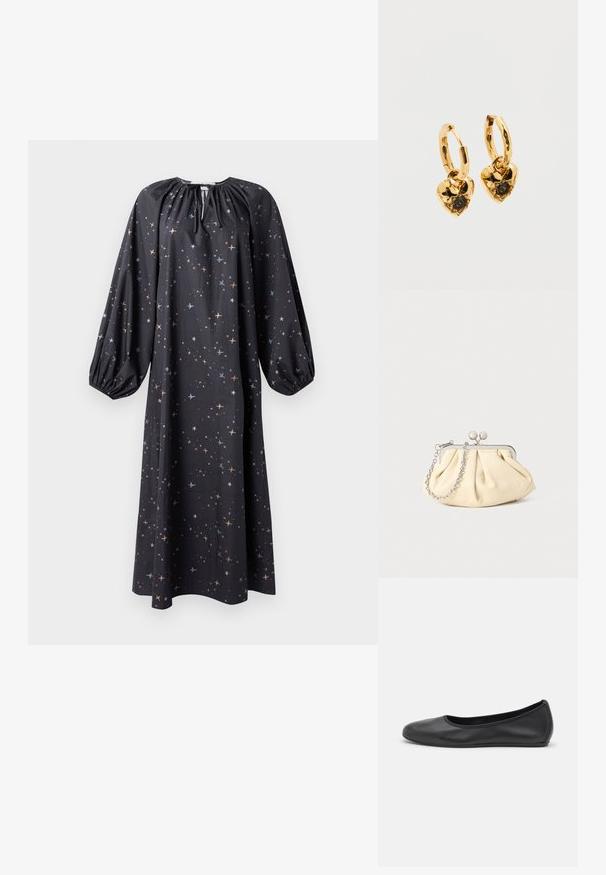 Robe noire longue avec un décolleté froncé, des manches bouffantes et un motif d'étoiles dans des teintes orange et bleu. Fabriquée en tissu léger.; Ballerines en cuir noir avec un bout rond, texture lisse, détails de couture minimalistes et design de semelle flexible.; Pochette en cuir beige plissé avec un cadre en métal argenté, dotée de deux fermoirs ronds décoratifs et d'une chaîne en argent.; Boucles d'oreilles créoles en or avec pendentifs en forme de cœur. Chaque cœur présente une surface texturée et une pierre précieuse noire centrale sertie de griffes.