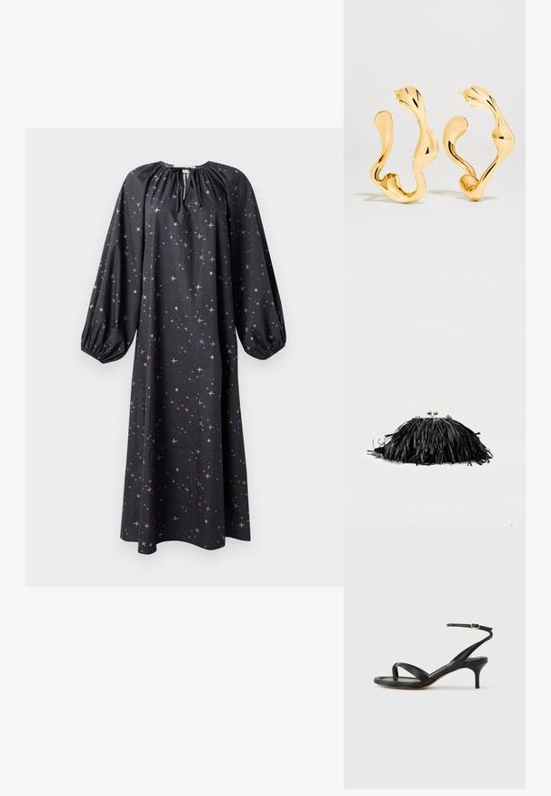 Robe noire longue avec un décolleté froncé, des manches bouffantes et un motif d'étoiles dans des teintes orange et bleu. Fabriquée en tissu léger.; Sandale pour femme en cuir noir avec fines lanières, une boucle d'orteil, une boucle à la cheville et un talon aiguille de hauteur moyenne sur un fond neutre.; Pochette noire à franges avec fermoir argenté et chaîne, sur un fond clair uni.; Boucles d'oreilles créoles asymétriques ondulées, dorées, avec une finition polie et réfléchissante sur un fond clair uni.