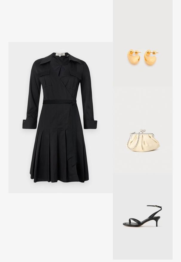 Vestido negro de wrap con mangas largas, cuello, dos bolsillos en el pecho y un cinturón en la cintura. Presenta una falda plisada que añade textura y movimiento.; Sandalia negra de cuero para mujer con tiras finas, un lazo para el dedo del pie, hebilla en el tobillo y tacón de aguja de altura media sobre un fondo neutro.; Clutch de cuero beige plisado con un marco de metal plateado, que cuenta con dos broches decorativos redondos y una correa de cadena plateada.; Par de pequeños pendientes de botón de tono dorado, robustos, con formas abstractas suaves y curvas sobre un fondo claro.