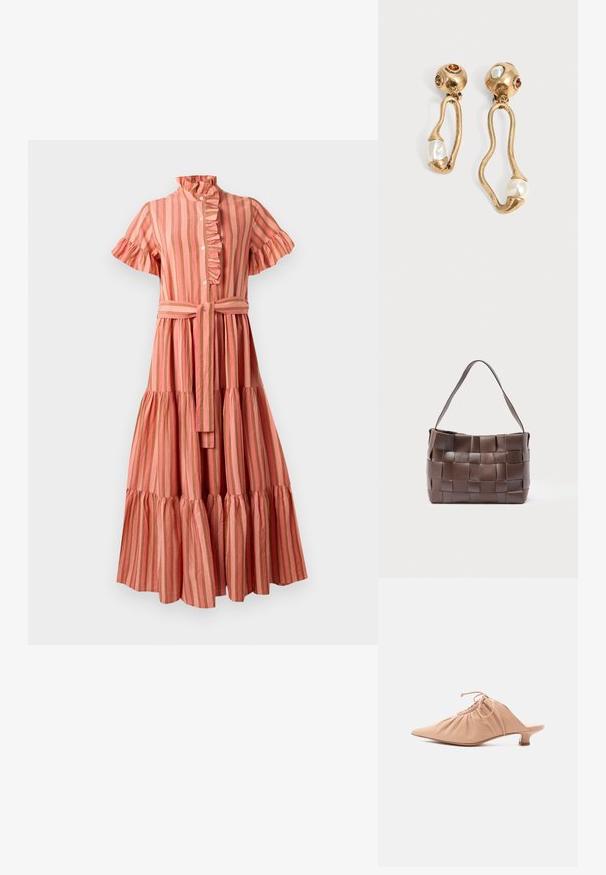 Gestreepte midi-jurk in roze en beige, met een gerimpelde kraag, korte mouwen, knoopsluiting aan de voorkant en een ceintuur met een gelaagde rok.; Beige leren damesmuiltje met puntige neus, geplooide bovenzijde, trekkoord en lage kittenheel, afgebeeld op witte achtergrond.; Bruine lederen schoudertas met brede geweven stroken die een rasterpatroon vormen en een enkele platte riem.; Goudkleurige oorbellen met onregelmatige open vormen, elk met een parel aan de onderkant en edelsteendetails op de ronde stekers.
