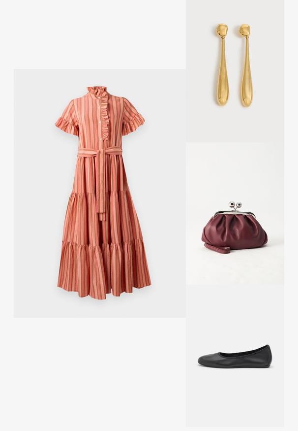 Gestreepte midi-jurk in roze en beige, met een gerimpelde kraag, korte mouwen, knoopsluiting aan de voorkant en een ceintuur met een gelaagde rok.; Zwarte leren ballerina met een ronde neus, gladde textuur, minimale stikdetails en een flexibele zoolontwerp.; Kleine bordeauxrode leren clutch-portemonnee met zilverkleurige metalen sluiting en polsbandje op een witte achtergrond.; Een paar lange, gladde, glanzende gouden druppelvormige oorbellen met afgeronde toppen en taps toelopende druppelvormen op een lichte achtergrond.