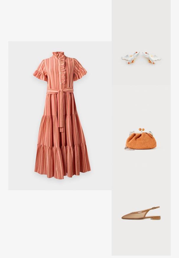 Robe midi rayée en rose et beige, avec un col à volants, des manches courtes, un devant boutonné et une taille ceinturée avec une jupe à volants.; Chaussure plate à bride arrière marron avec bout pointu, fine bride avec boucle et petit talon bloc sur fond blanc.; Petit sac pochette tissé orange avec cadre en métal argenté, fermoir rond et bandoulière chaîne argentée sur fond blanc.; Clous d'oreilles en céramique en forme de canard avec corps blancs, becs orange et accessoires ton or, présentant des ailes en relief et des textures détaillées.