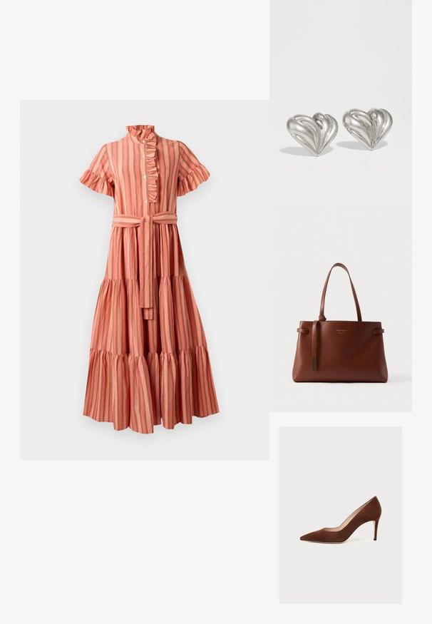 Gestreepte midi-jurk in roze en beige, met een gerimpelde kraag, korte mouwen, knoopsluiting aan de voorkant en een ceintuur met een gelaagde rok.; Bruine suède pumps met een spitse neus en een smalle stilettohak, in zijaanzicht op een witte achtergrond.; Bruine leren tote bag met twee lange hengsels, een slanke rechthoekige vorm en een kleine decoratieve kwast. Voorzien van subtiele logodetails.; Zilveren hartvormige oorbellen met een gestructureerd golfontwerp en een kleine koepelaccent in het midden. Glad metallic afwerking met reflecterende kwaliteit.