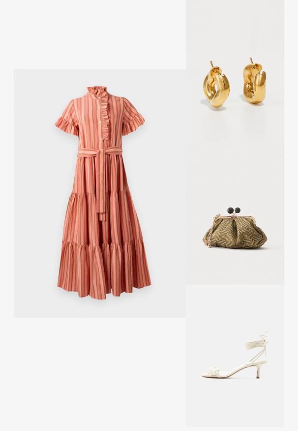 Stribet midi kjole i pink og beige, med en flæsekantet krave, korte ærmer, knaplukning foran og en bælte i taljen med en lagdelt nederdel.; Kremfarvet sandal med lave hæle, bindebånd om anklen og en bred snoet rem over tæerne på en ensartet hvid baggrund.; Lille clutch taske med gyldent og sort geometrisk mønster, guldfarvet metalramme, sort kuglelås og en kort guldkæde som rem.; Chunky guld hoop øreringe med et let snoet, rørformet design og postsystem bagpå, på en hvid baggrund.