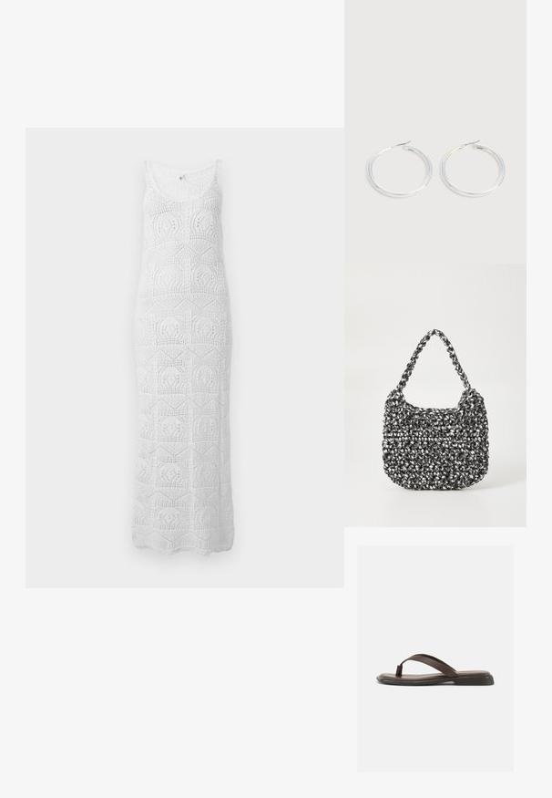 Witte mouwloze gehaakte maxi-jurk met ronde halslijn en geometrische kanten patronen over de hele jurk.; Bruine leren teenslipper met een platte zwarte zool en een brede band over de wreef, zijaanzicht op een witte achtergrond.; Geweven handtas in zwart en wit met een ronde vorm, gestructureerd oppervlak en een gevlochten handvat. Geschikt voor dagelijks gebruik.; Een paar glanzende zilveren oorringen met dunne draadafsluitingen, getoond op een lichtgrijze achtergrond.