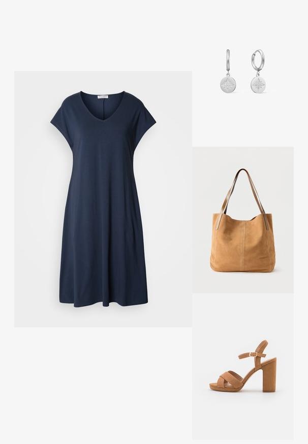 Navyblaues, kurzärmeliges Kleid mit V-Ausschnitt und lockerer Passform. Hergestellt aus weichem Material, zeichnet es sich durch eine fließende Silhouette und minimale Akzente aus.; Hellbraune Wildleder-Pumps mit hohem Absatz und dickem Blockabsatz, überkreuzten Riemen und verstellbarem Knöchelriemen mit einer kleinen Schnallendetail.; Hellbraune Wildleder-Shopper-Tasche mit langen, hellbraunen Lederhenkeln, weicher Textur und einfacher Naht auf weißem Hintergrund.; SENSORA JEWELRY Ohrringe - silver-coloured