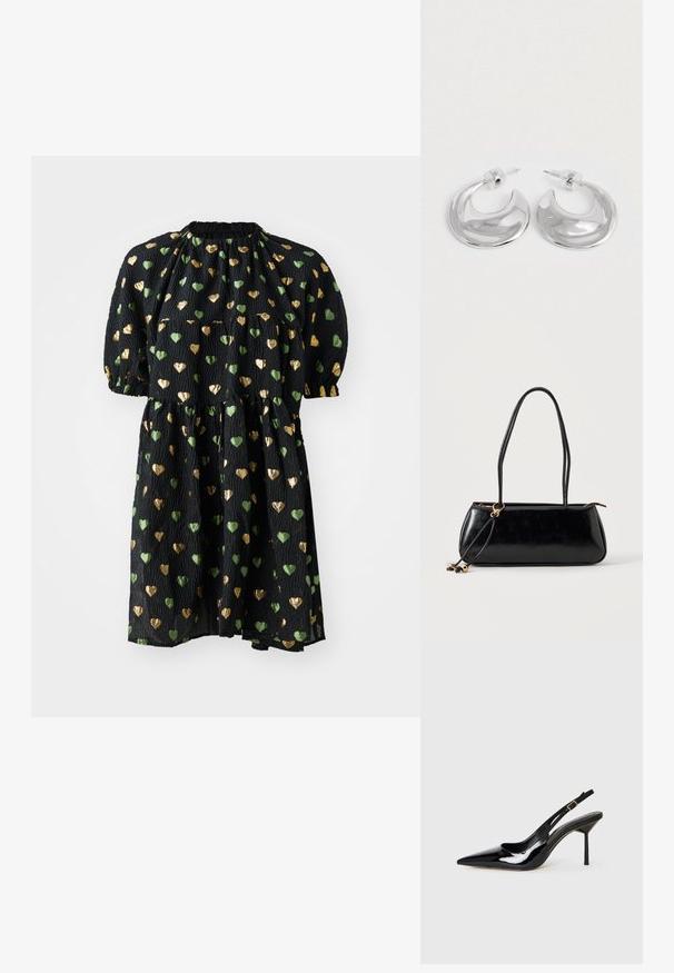 Schwarzes Kleid mit kurzen Puffärmelchen, aus einem strukturierten Stoff, der mit kleinen grünen und goldenen Herzmustern bedeckt ist. Elastischer Ausschnitt, schwingender Rock.; Schwarzer Lackleder Slingback-Pumps mit spitzem Zehenbereich und Stiletto-Absatz, dünnem Riemen und goldener Schnalle auf weißem Hintergrund.; Schwarze rechteckige Handtasche mit zwei langen Trägern, goldfarbenem Ringdetail und Reißverschluss auf hellem, einfarbigem Hintergrund.; Ein Paar polierte silberne, halbmondförmige Creolen mit klaren Kunststoffrückseiten auf einer weißen Oberfläche.