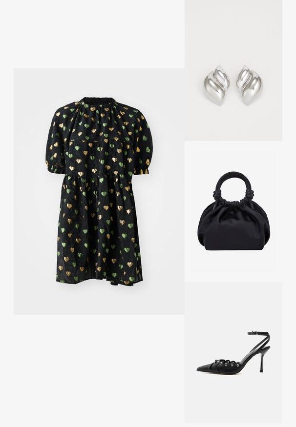 Schwarzes Kleid mit kurzen Puffärmelchen, aus einem strukturierten Stoff, der mit kleinen grünen und goldenen Herzmustern bedeckt ist. Elastischer Ausschnitt, schwingender Rock.; Schwarzer, spitzer High-Heel-Schuh mit geschwungenen Kanten, Metallösen, Schnürung vorne und Knöchelriemen mit Schnallverschluss.; Schwarze weiche Stoffhandtasche mit gerafftem oberen Rand und runden, gepolsterten Griffen, die auf jeder Seite mit Knoten gebunden sind.; Silberne Ohrringe mit einer organischen, abstrakten Form. Glatte, glänzende Oberfläche mit einem konischen Design. Mit dezenten Kurven und einem zentralen Linienelement.