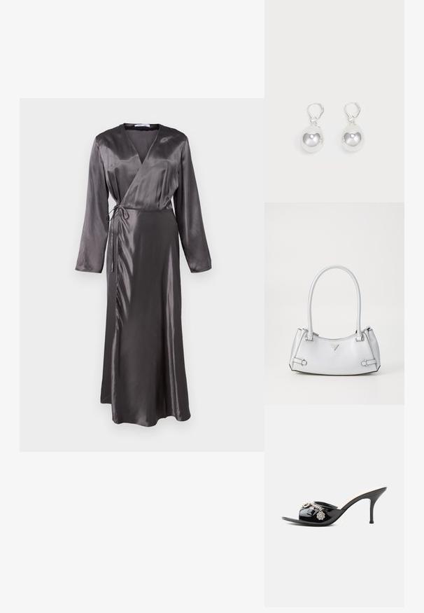 Robe longue style wrap en satin gris foncé, dotée de manches longues, d'une taille à nouer et d'un ourlet légèrement évasé pour une silhouette fluide.; Mule à talon haut en cuir verni noir avec bout ouvert et breloques argentées décoratives comprenant une fleur et un cadenas sur la bride avant.; Sac à main argenté avec un design structuré, doté de deux poignées, d'une texture brillante, de quincaillerie accentuée et d'un logo triangulaire sur le devant.; Boucles d'oreilles en argent en forme de goutte avec des surfaces lisses, rondes et réfléchissantes, suspendues à des fermoirs à ressort. L'arrière-plan est blanc uni.
