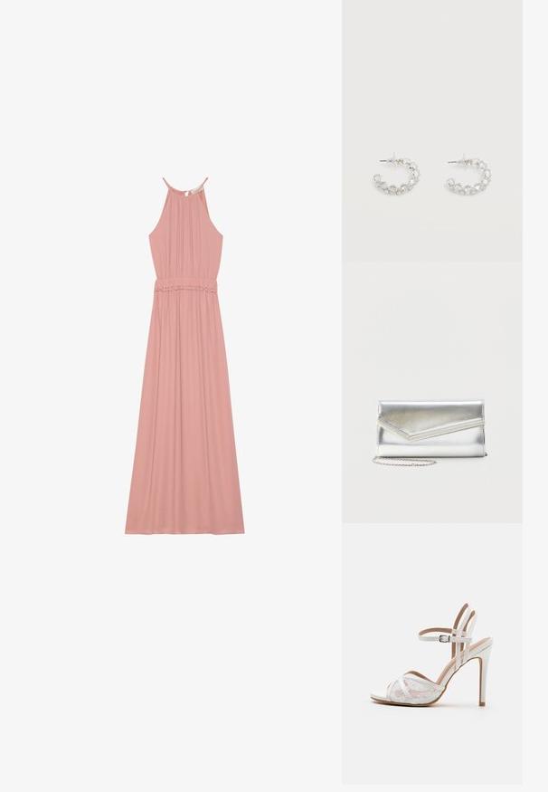 Robe rose pâle avec un col halter, un buste plissé et une taille élastique. Le tissu est lisse avec une jupe fluide et des détails de bordure froncés.; Sandale blanche à talons hauts présentant un design en maille et en dentelle, des brides croisées, une bride de cheville ajustable et un talon aiguille effilé.; Pochette argentée brillante avec rabat style enveloppe et garniture décorative, petite bandoulière chaîne argentée, sur fond clair uni.; Boucles d'oreilles anneaux en argent incrustées de cristaux facettés clairs, avec attaches à tige et embouts transparents sur fond blanc.