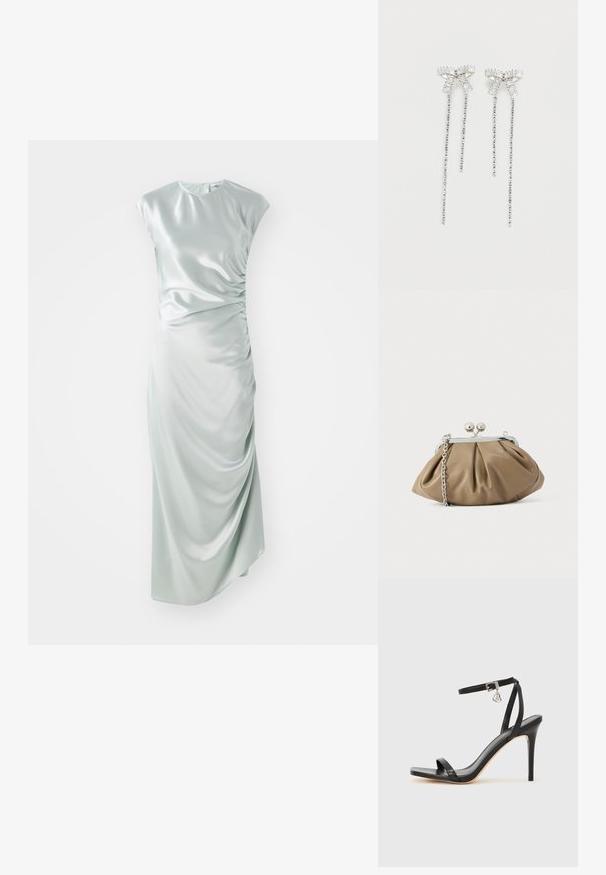 Satin midi kjole i lys grøn, med korte ærmer, rund halsudskæring, sidefoldedetaljer og en tætsiddende silhuet.; Sort hæl-sandal med smal ankrem, firkantet tå-boks, glat lædermateriale og metalspænde som pynt.; Læderclutch i blød beige med afrundet form, plisseret tekstur, sølvfarvet kiss-lock lukning og aftagelig kæderem.; Lange sølvøreringe med en klynge af rhinsten øverst og hængende tråde af mindre rhinsten nedenunder.