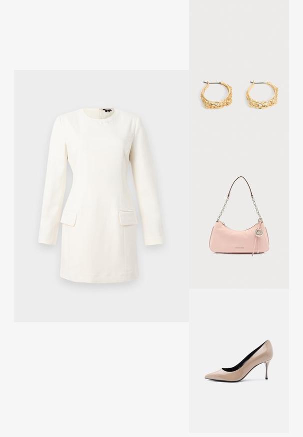 Witte lange mouw jurk met een ronde halslijn, aansluitende pasvorm, twee voorke pockets en een subtiele reliëflogo bij de hals. Gladde stofstructuur.; Beige lakleren pumps met een spits toelopende neus en een slanke naaldhak, met een zwarte voering, op een witte achtergrond.; Lichtroze leren schoudertas met zilveren kettingriem en Michael Kors logohanger aan de rits aan de voorkant.; Set gouden creolen met sierlijke bloem- en bladreliëf op een neutrale achtergrond.