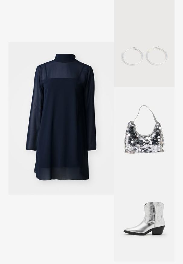 Vestido de manga larga azul marino con cuello alto, hecho de material transparente, que presenta una parte superior sólida y un dobladillo inferior fluido.; Botas de vaquero de cuero plateado con puntera afilada, detalles bordados en el eje y un tacón negro moderado. Superficie lisa y brillante.; Bolso de mano plateado con forma redondeada, una asa suave y una correa de cadena plateada. Presenta un cierre de cremallera y acentos reflectantes.; Pareja de pendientes de aro plateados brillantes con cierres de alambre delgado, mostrados sobre un fondo gris claro.