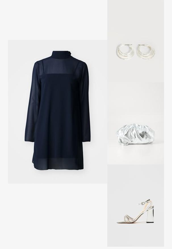 Navy blauwe jurk met lange mouwen en hoge kraag, gemaakt van transparant materiaal, met een stevig bovenlichaam en een vloeiende onderzoom.; Zilveren hoge hak sandaal met blokhak, drie strassbandjes over de tenen en een verstelbare enkelband met gesp.; Metalen zilveren clutch tas met een zachte, geplooide body en een dunne schouderriem. Kenmerkt zich door een gladde, glanzende textuur en afgeronde vorm.; Zilveren oorringen met drie gelaagde halve cirkelvormige banden, waarvan één versierd met kleine heldere kristallen op een lichte achtergrond.