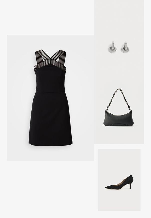 Schwarzes Kleid mit angepastem Oberteil, das transparente gestreifte Details an den Schultern und einen weit ausgestellten Saum aufweist. Glatter Stoff ohne Muster.; Schwarzer Wildleder-Pumps mit spitzer Zehenpartie, mittelhohem Stilettoabsatz und hellbrauner Innensohle auf hellem Hintergrund.; Schwarze Lederschultertasche mit gewölbter rechteckiger Form, goldener Kette, die in den geflochtenen schwarzen Riemen eingewebt ist, und Reißverschlussverschluss oben.; Paar kleine, glänzende silberne Creolen mit rundem Sockel, auf einfachem hellem Hintergrund präsentiert.