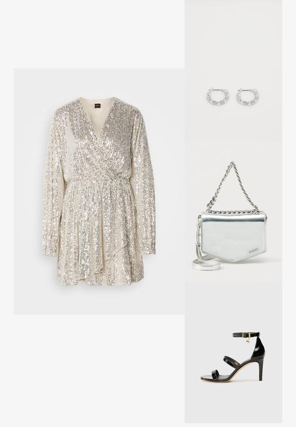 Robe mini en sequins argentés avec décolleté en V, manches longues, design drapé et taille froncée, affichant une surface texturée et scintillante.; Sandale en cuir verni noir avec trois brides, boucle de cheville et talon aiguille de 10 cm. Présente un détail en métal doré et un charm logo.; Sac bandoulière métallisé argent avec une bandoulière chaîne, forme géométrique, texture lisse et détail logo. Doté d'une fermeture éclair et de surpiqûres décoratives.; Boucles d'oreilles en argent en forme de créoles avec des accents de perles et de cristaux, présentant une surface texturée et une fermeture à tige sécurisée.