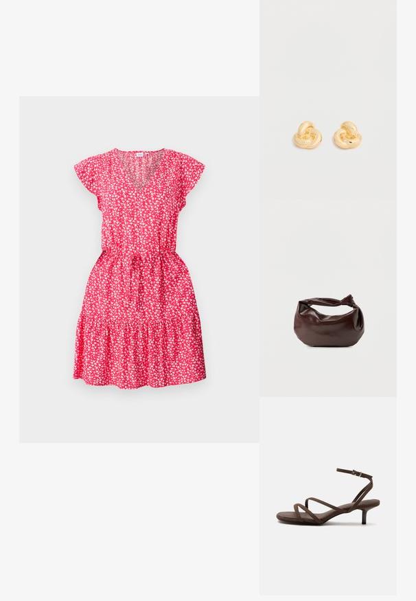 Robe fleurie rouge avec des manches courtes et volantes, décolleté en V, taille cintrée et ourlet à volants en couches, fabriquée dans un tissu léger.; Sandale marron à talons hauts avec fines lanières croisées et bride de cheville avec boucle argentée sur fond blanc.; Sac bandoulière en cuir marron foncé avec une forme souple et décontractée et une anse nouée torsadée sur un fond blanc uni.; Paire de clous d'oreilles en forme de nœud, couleur or brillant, sur un fond blanc uni.