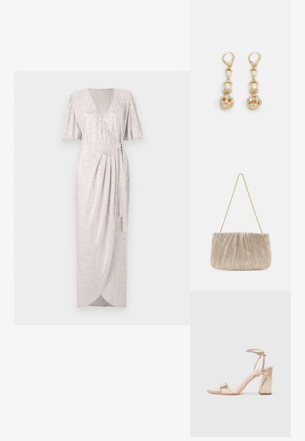 Vestido envolvente plateado y brillante con mangas de cascada, a la altura de la rodilla, con un cinturón anudado y una textura sutil para un detalle adicional.; Las sandalias doradas de tacón alto tienen una tira ancha sobre los dedos, una correa ajustable en el tobillo y un tacón cuadrado texturizado.; Bolso de mano de tejido metálico plisado con cadena dorada, forma rectangular suave, color beige claro, superficie texturizada y detalles fruncidos.; Pendientes en tono dorado con acentos de perlas, que presentan un diseño floral ornamentado y decorados con piedras brillantes. Cierre de clip.