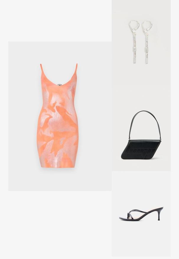 Strikket bodycon kjole i orange med et glimrende overlay. Har tynde stropper, en dyb V-hals og et bladmønster. Generelt glat tekstur.; Sort laklædersandal med hæl, tynde krydsede remme og en slank mellemhøj stilethæl på en hvid baggrund.; Sort skuldertaske i læder med trekantet form, præget logo og en enkelt justerbar rem. Minimalistisk design med glat tekstur.; Sølv hængende øreringe med rektangulære og runde klare krystaller i en lodret linje, fastgjort med låsebeslag.