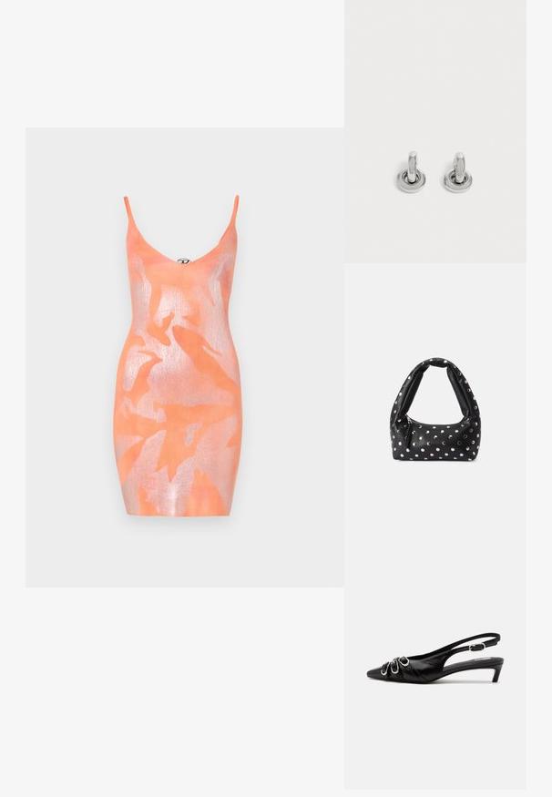 Vestido bodycon de punto en naranja con una superposición brillante. Presenta tirantes finos, un escote en V profundo y un patrón de hojas. Textura suave en general.; Zapato slingback de cuero negro con punta puntiaguda, tres hebillas plateadas en la parte delantera y tacón bajo tipo «kitten» sobre fondo blanco.; Bolso de cuero negro con un asa curva, adornado con puntos plateados y un cierre de cremallera en un lado.; Par de pequeños pendientes de aro plateados brillantes con base redonda, exhibidos sobre un fondo claro y liso.