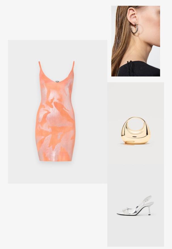 Strikket bodycon kjole i orange med et glimrende overlay. Har tynde stropper, en dyb V-hals og et bladmønster. Generelt glat tekstur.; Sølv slingback-høje hæle med spids tå, blank finish og et rektangulært pynt foran, med en slank hæl og justerbar rem.; Lille skinnende gylden metalhåndtaske med cirkulært håndtagssnit og tynd kædestrop på lysegrå baggrund.; Sølv hoop ørestik med en poleret overflade, prydet med små guld accenter og en rund form, båret på øreflippen.