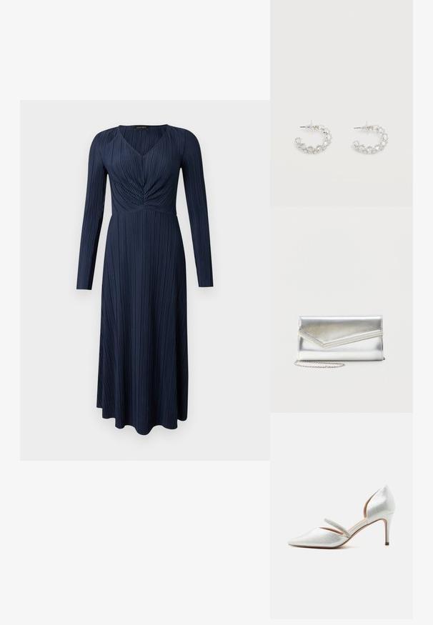 Robe bleu marine à manches longues avec une texture plissée, un décolleté en V, et un corsage froncé. Elle descend jusqu'à mi-mollet avec un ourlet droit.; Escarpin argenté à bout pointu avec un petit talon aiguille et une fine bride ornée de strass sur le dessus du pied.; Pochette argentée brillante avec rabat style enveloppe et garniture décorative, petite bandoulière chaîne argentée, sur fond clair uni.; Boucles d'oreilles anneaux en argent incrustées de cristaux facettés clairs, avec attaches à tige et embouts transparents sur fond blanc.