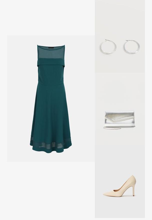 Robe sans manches bleu sarcelle foncé en forme trapèze, avec panneau transparent sur la partie supérieure de la poitrine, détail de tissu plissé sur la poitrine et bande transparente près de l'ourlet.; Escarpin en cuir beige à talon haut avec un bout pointu et un détail découpé sur le côté, possédant un talon stiletto fin pour le soutien.; Pochette argentée brillante avec rabat style enveloppe et garniture décorative, petite bandoulière chaîne argentée, sur fond clair uni.; Boucles d’oreilles créoles en métal argenté avec une surface lisse légèrement incurvée et des fermoirs à clapet sur un fond blanc uni.