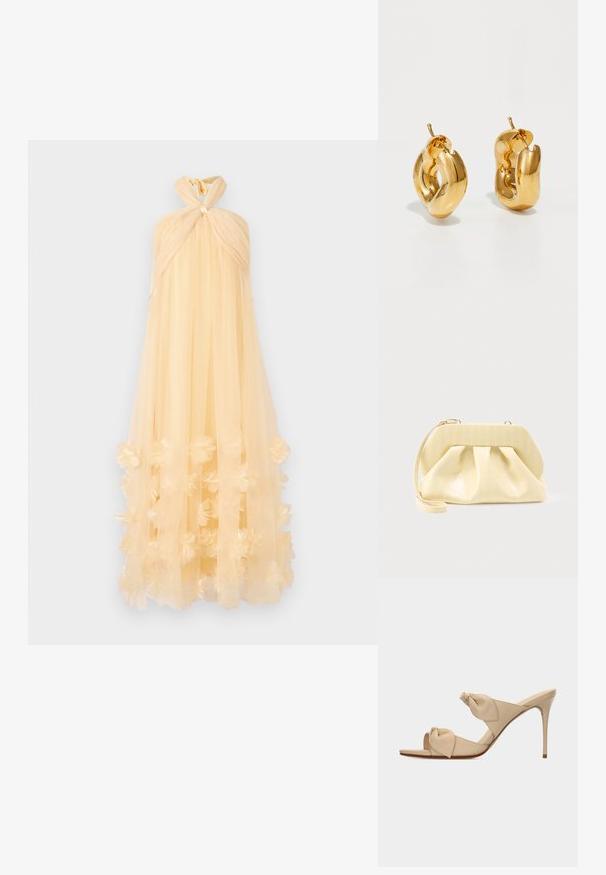 Maxikleid aus transparentem, blassgelbem Stoff mit einem geknoteten Halsband und floralen Applikationen am Saum, das eine fließende Silhouette schafft.; Beige offene High-Heel-Pantoffel mit zwei verdrehten Knotenriemen und einem schlanken Stiletto-Absatz vor weißem Hintergrund.; Beige-farbene Leder-Clutch mit einem festen oberen Rahmen und einem Handgelenkriemen, präsentiert vor einem schlichten hellen Hintergrund.; Fette goldene Creolen mit einem leicht verdrehten, röhrenförmigen Design und Steckverschlüssen auf einem weißen Hintergrund.