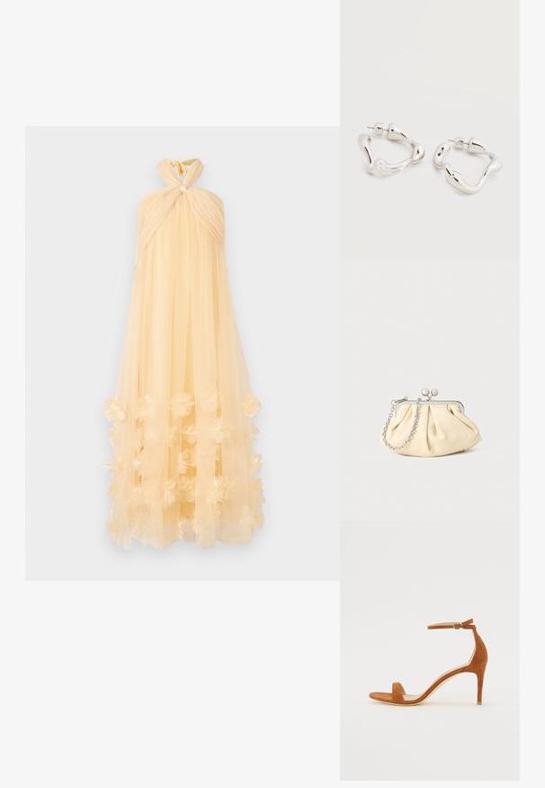 Vestido largo hecho de un tejido translúcido de color amarillo pálido, con un cuello halter anudado y aplicaciones florales en el dobladillo, creando una silueta fluida.; Sandal de tacón alto de ante marrón con una delgada correa en el tobillo y una hebilla dorada, puntera abierta y un diseño elegante y minimalista.; Clutch de cuero beige plisado con un marco de metal plateado, que cuenta con dos broches decorativos redondos y una correa de cadena plateada.; Pendientes de aro de forma irregular en tono plateado con cierre de poste sobre una superficie blanca lisa.