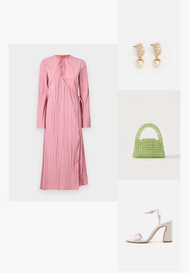 Langærmet, pink kjole med et textured, plisseret design, udskåret hals og justerbare bånd i taljen for en indpakningsstil.; Hvide hælede sandaler med satinfinish, åben tå og tynd ankelrem. Har en blokhæl og dobbelte forreste bånd for støtte.; Lille grøn håndtaske lavet af gennemsigtige runde perler med en perlehankel på en ensfarvet hvid baggrund.; Guldtonede øreringe med et blomstermotiv, prydet med perleaccent og en større perledrop. Udsmykket med små, klare krystaller.