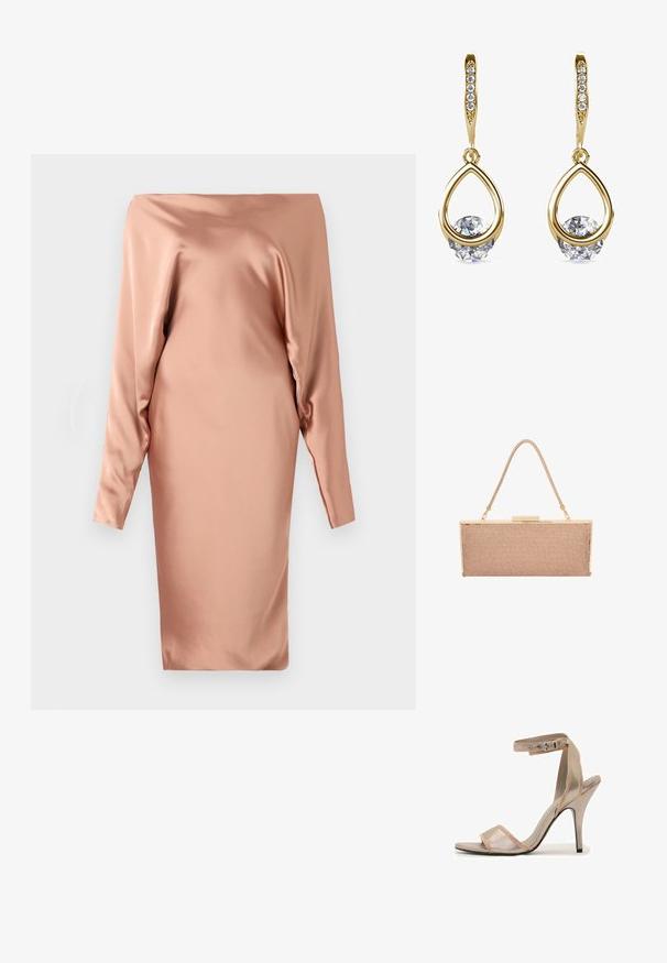 Beige satijnen jurk met een off-the-shoulder ontwerp, lange mouwen en een rechte snit, met een gladde textuur en minimale details.; Enkele metallic gouden hoge hak sandaal met enkelbandje en open teen op een witte achtergrond.; Metalen roségouden clutch tas met een gestructureerd gaasoppervlak, goudkleurige hardware en een dunne, gevlochten schouderriem.; Gouden druppeloorbellen met ronde, heldere edelstenen aan de basis. Gelaagd bovenstuk met kleine, ronde accenten langs de ring.